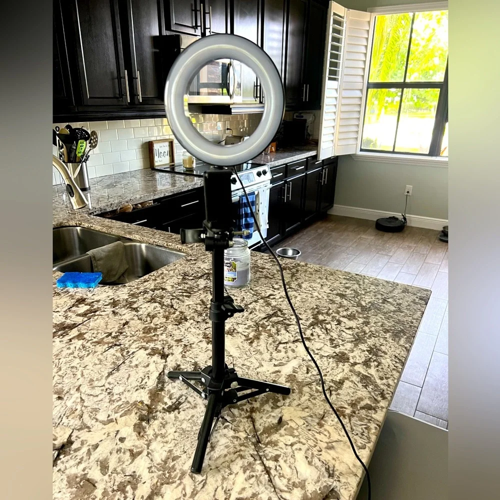 Selfie ring and tri-pod. Different settings & adjustable